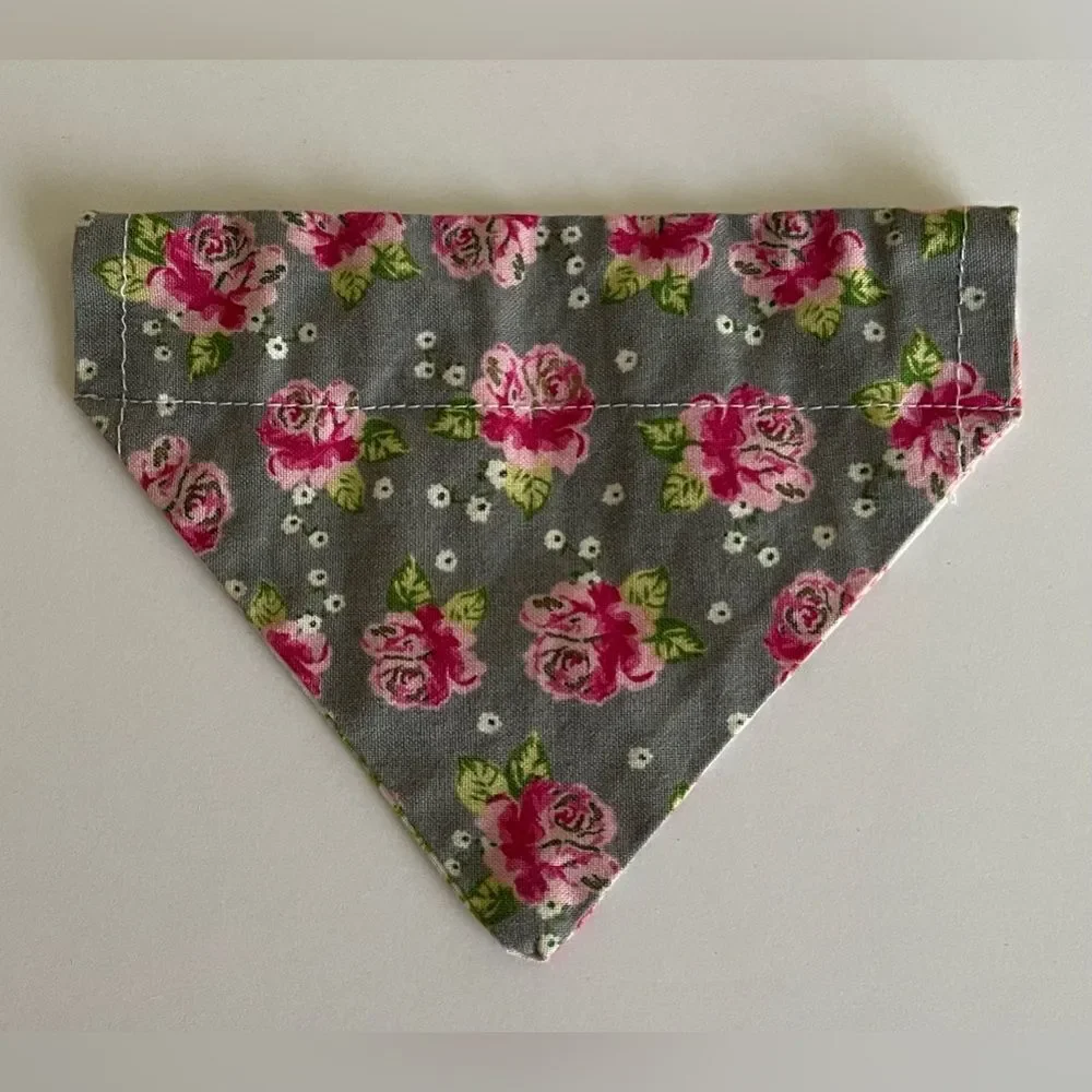 Good used condition. 6 dog bandanas with slit for collar for small dogs.